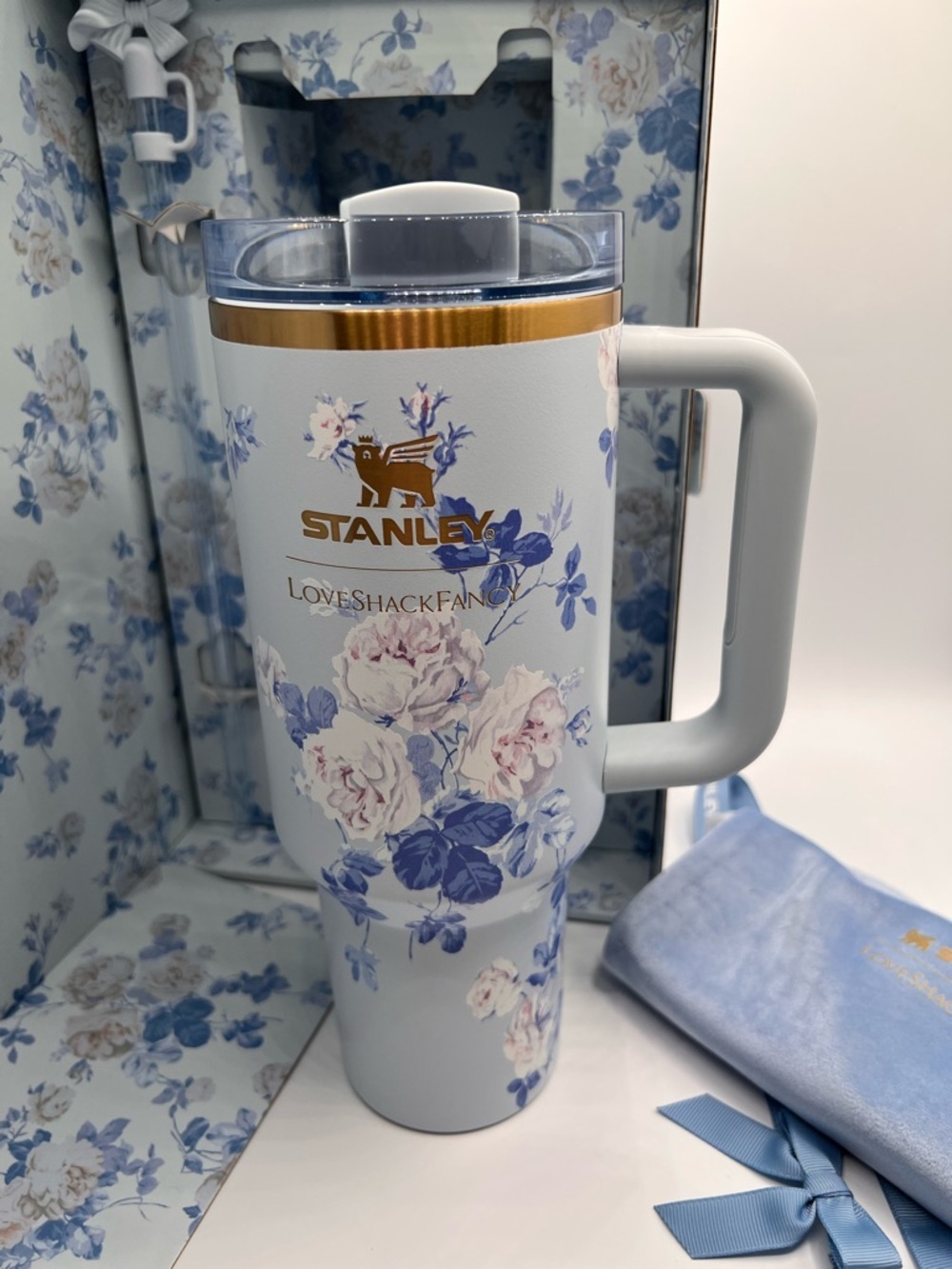 Stanley x LoveShackFancy Everblooming Rosettes 40oz Quencher Tumbler Blue NEW - Picture 3 of 8